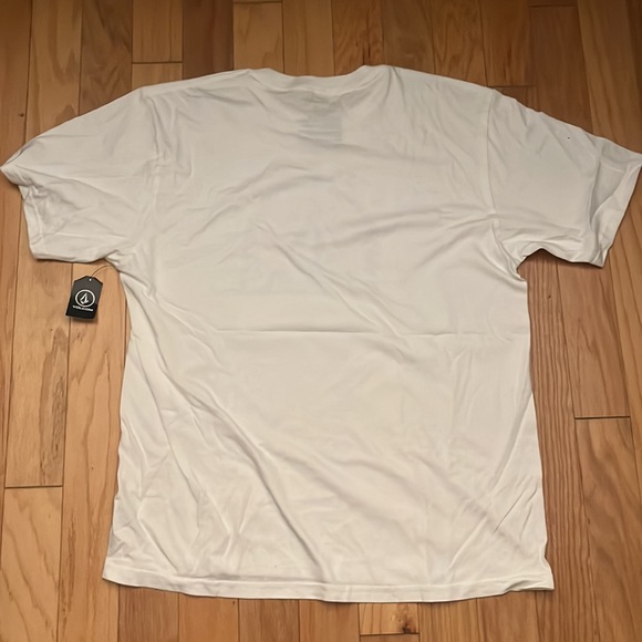 NWT Men’s XL Volcom S/S “Huskerdant” t-shirt w/a white base/red/white & blue. - Picture 5 of 5